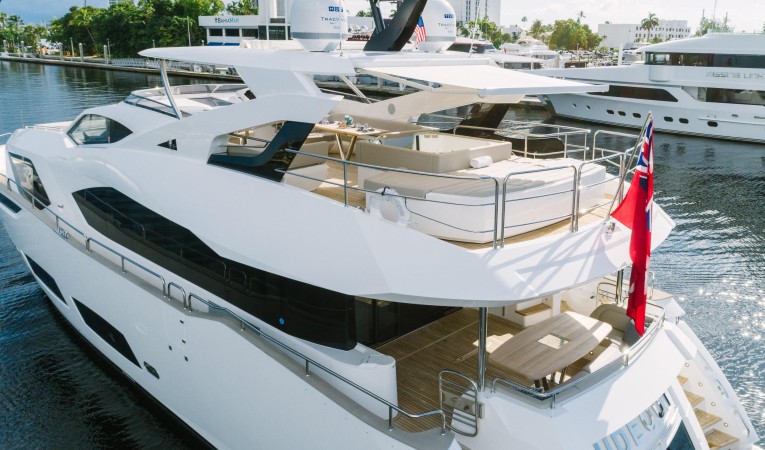 95 Sunseeker 7 person jacuzzi surrounded by huge sun pad with built in recliners