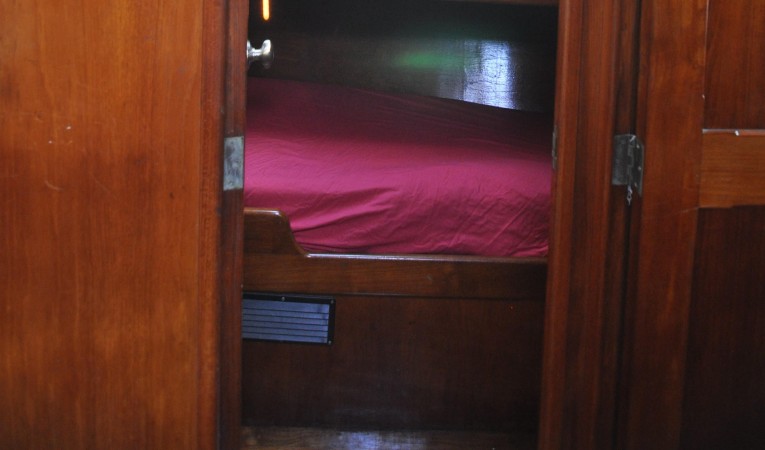 60 Maple Leaf Mid ship cabin