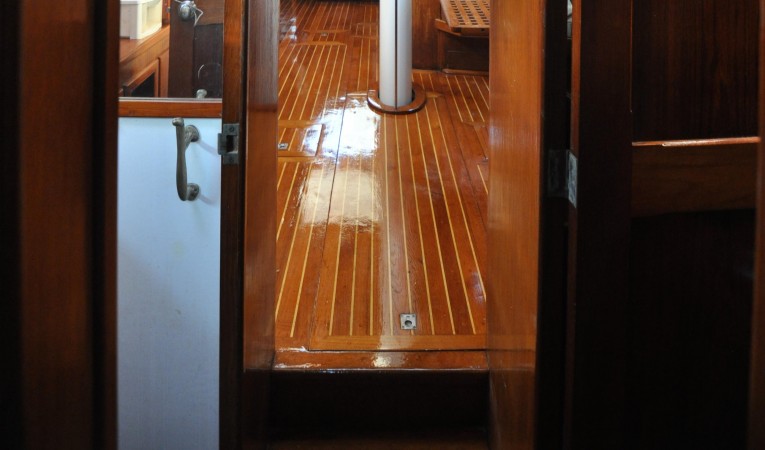 60 Maple Leaf companikonway