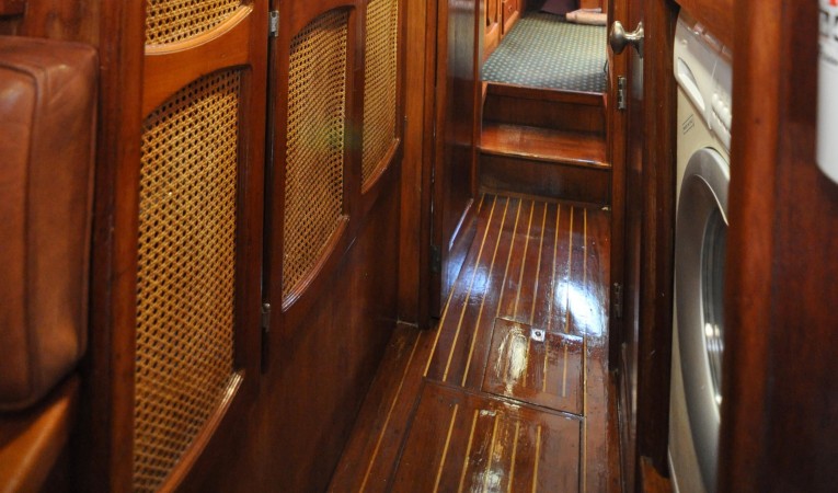 60 Maple Leaf opanionway aft