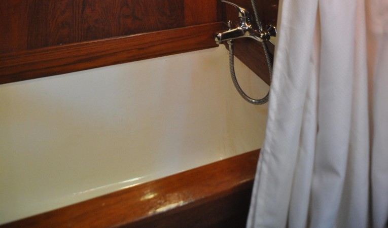 60 Maple Leaf Aft Head - Tub