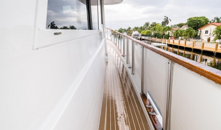 63 Hatteras Stbd Side Deck 1