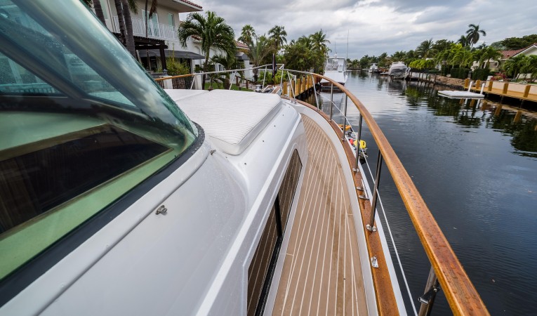 63 Hatteras Stbd Side Deck 2
