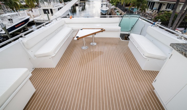 63 Hatteras Flybridge Aft