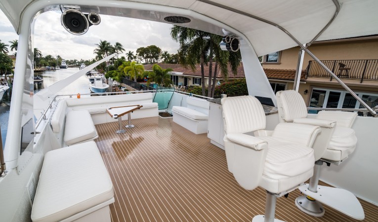63 Hatteras Helm Seating