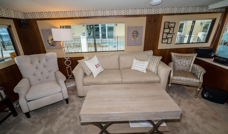 63 Hatteras Salon Port