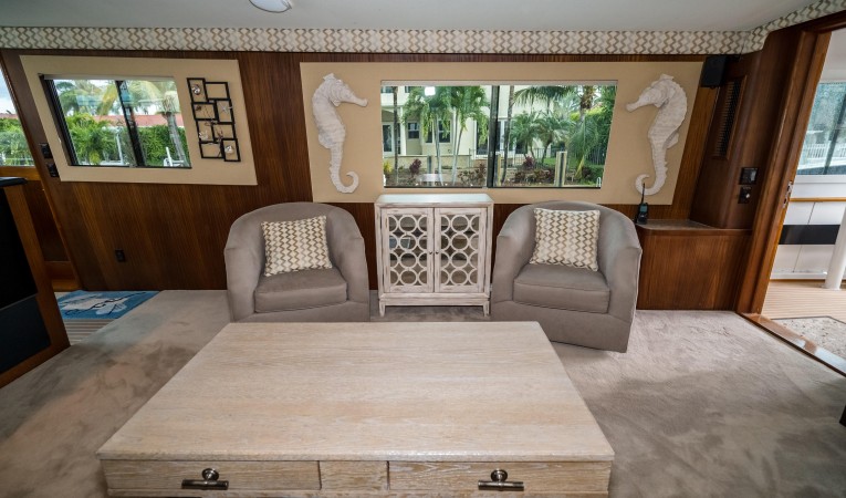 63 Hatteras Salon Stbd