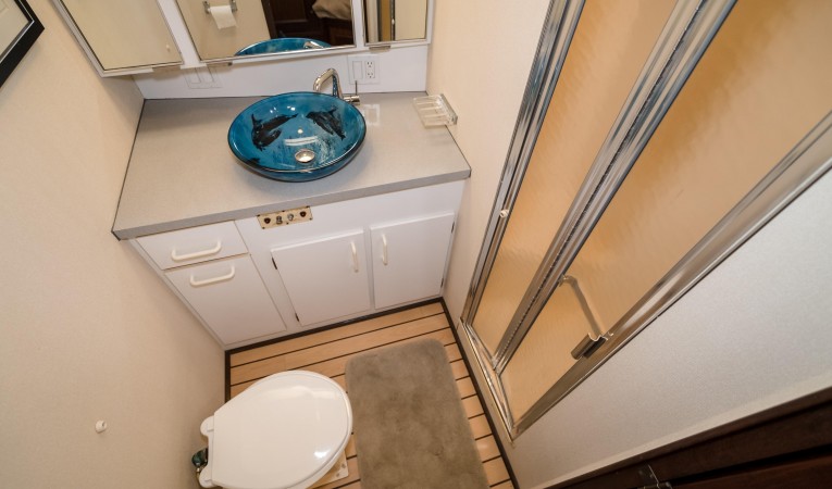 63 Hatteras Forward Head