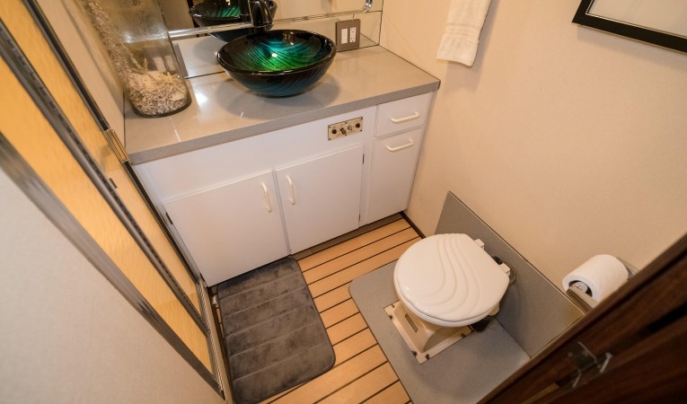 63 Hatteras Guest Head