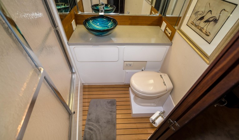 63 Hatteras Master Head