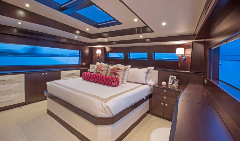 102 Hatteras 