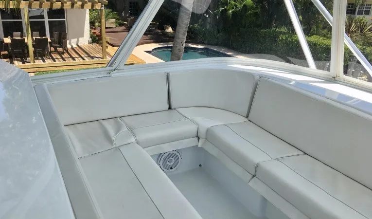 64 Hatteras Flybridge seating