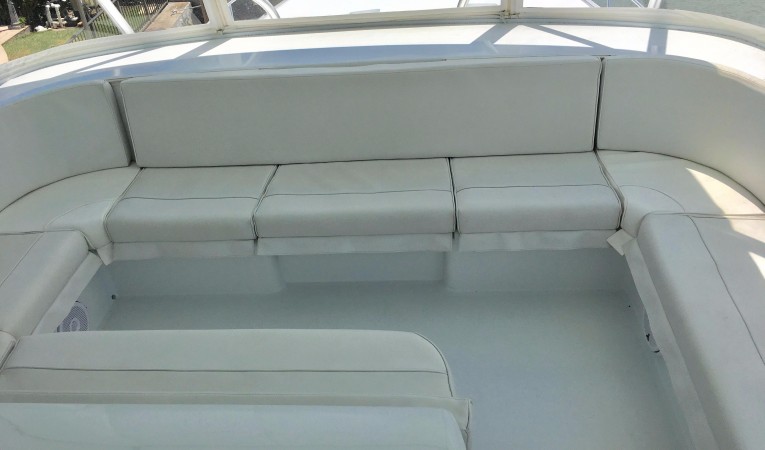 64 Hatteras Flybridge Seating