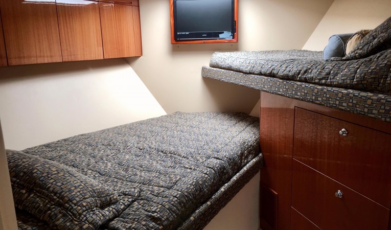 64 Hatteras Forward Stateroom