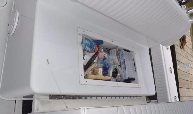 36 Yellowfin Leaning Post Storage