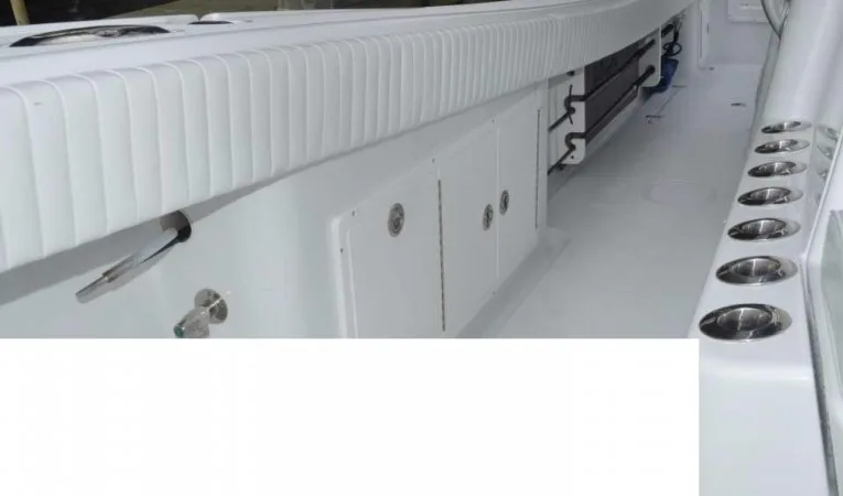 36 Yellowfin Starboard Side Gunwale