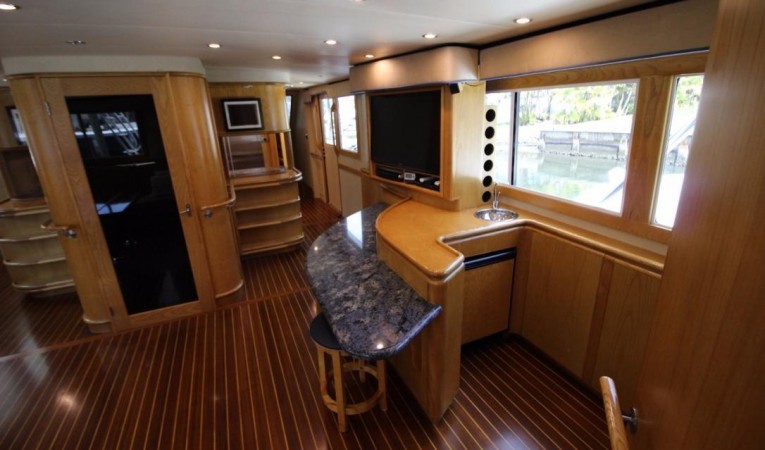 81 Huckins Salon bar