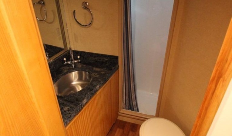 81 Huckins Guest head