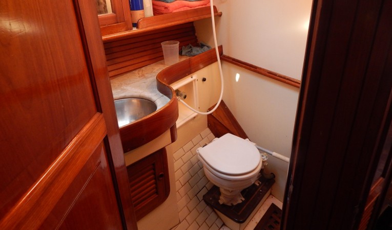 52 Hans Christian Forward head w/shnower