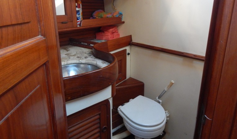 52 Hans Christian Aft head w/shower