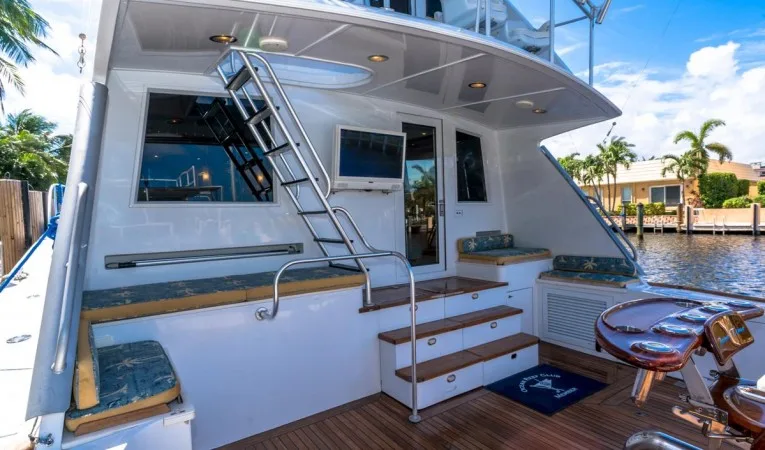 76 Palmer Johnson Cockpit