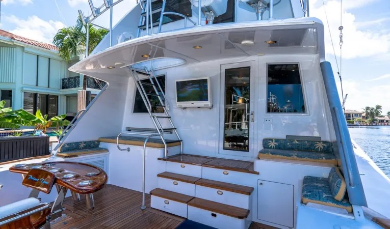 76 Palmer Johnson Cockpit