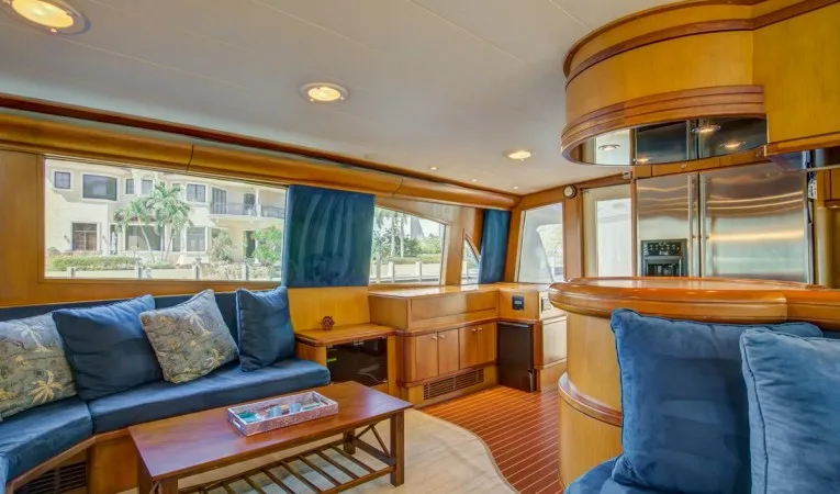 76 Palmer Johnson Starboard Salon