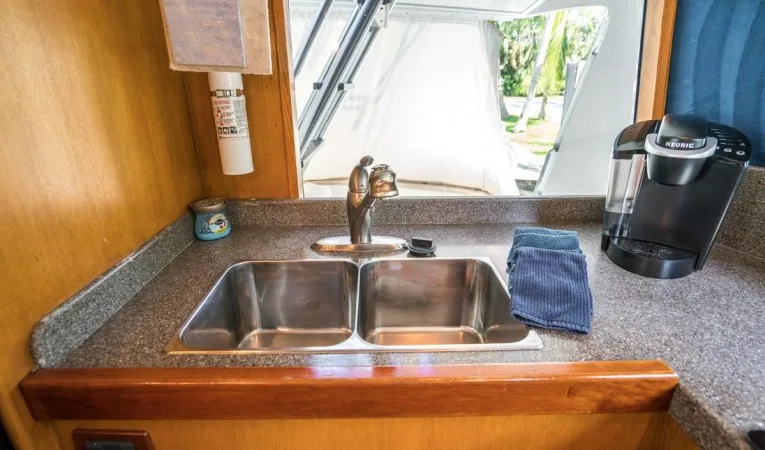 76 Palmer Johnson Double Sinks