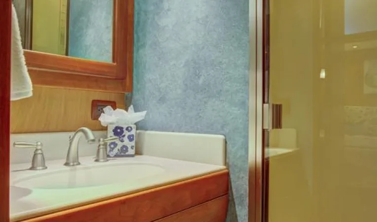 76 Palmer Johnson VIP Head w/Separate Shower