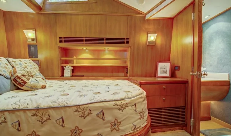 76 Palmer Johnson Master Cabin