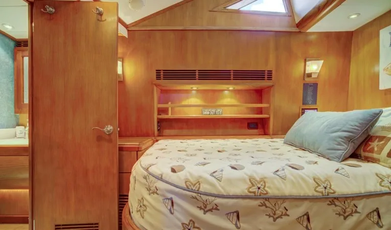 76 Palmer Johnson VIP Cabin