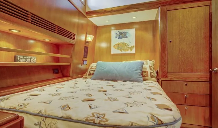 76 Palmer Johnson VIP Cabin