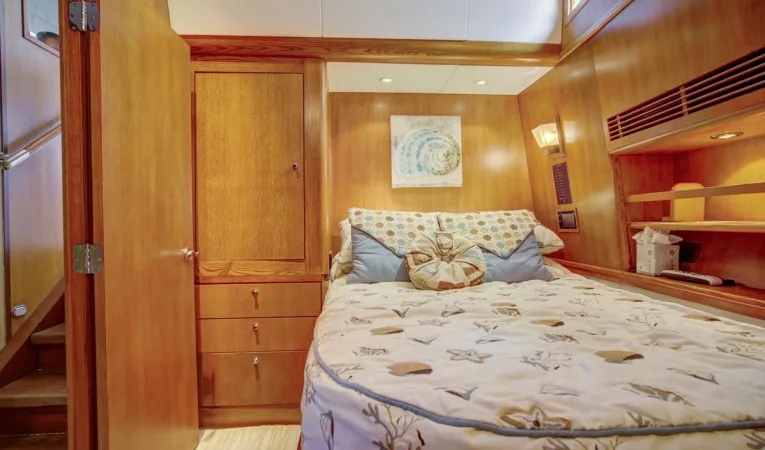 76 Palmer Johnson Master Cabin