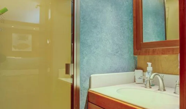 76 Palmer Johnson Master Head w/Separate Shower