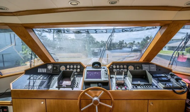 76 Palmer Johnson Helm