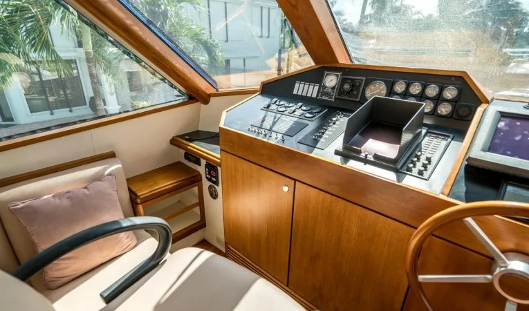 76 Palmer Johnson Helm