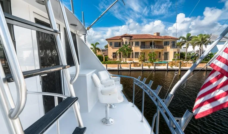 76 Palmer Johnson Bridge Aft Deck Seating