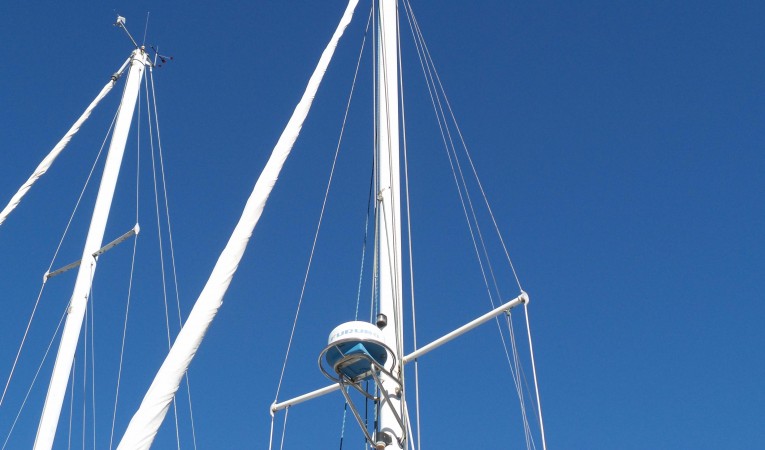 29 Columbia Yacht Radar and Mast Head