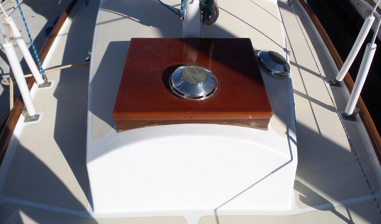 29 Columbia Yacht Forward Hatch