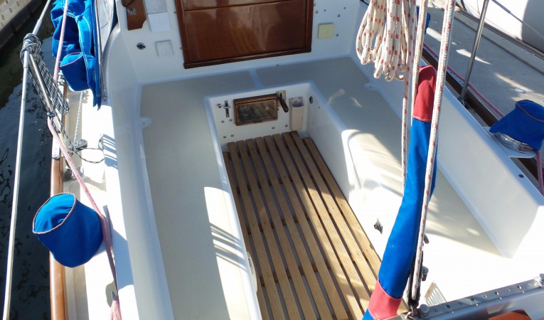 29 Columbia Yacht Cockpit