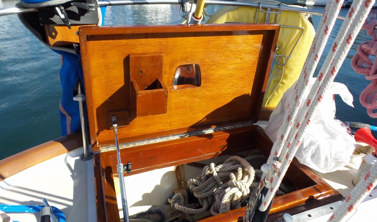 29 Columbia Yacht Stern Locker