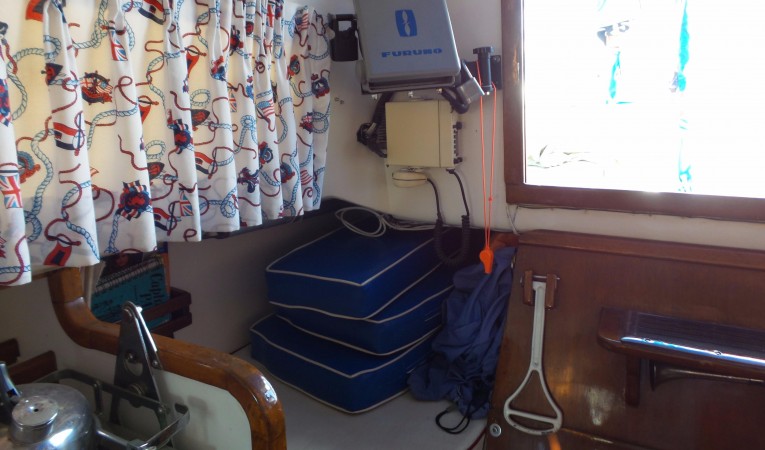 29 Columbia Yacht Quarter Berth