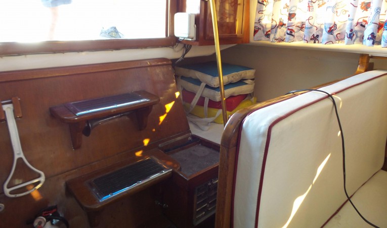29 Columbia Yacht Companionway