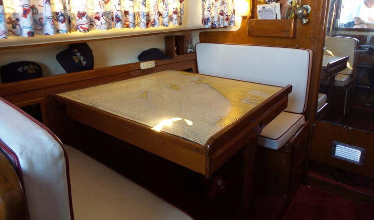 29 Columbia Yacht Dinnette