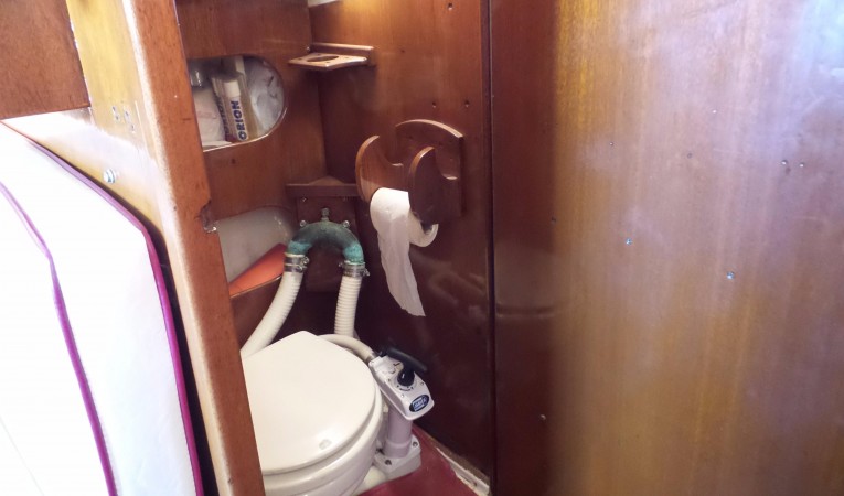 29 Columbia Yacht Head