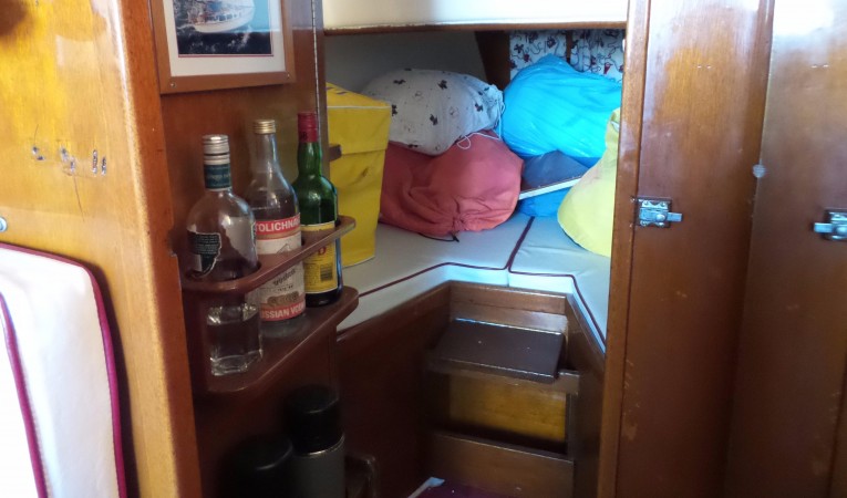 29 Columbia Yacht V Berth