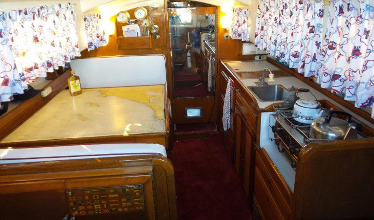 29 Columbia Yacht Interior