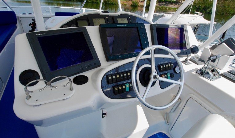 51 Riviera Helm to Starboard