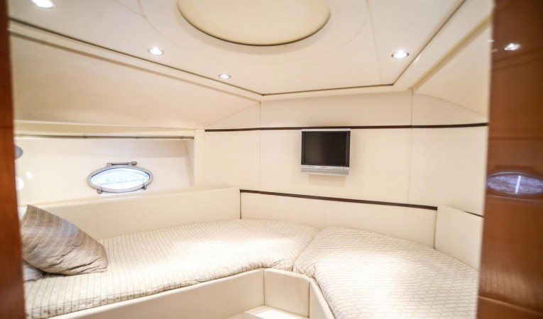 62 Pershing Forward Cabin V Berth