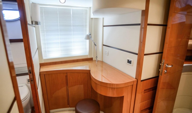 62 Pershing Master Cabin Dressing table